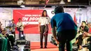 Atlet panjat tebing Indonesia, Sukma Lintang Cahyani memamerkan jersey terbaru Tim Indonesia yang akan digunakan untuk Asian Games 2022 Hangzhou di Kantor NOC Indonesia Lantai 16, Gedung FX Senayan, Jakarta, Sabtu (09/09/2023). (Bola.com/Bagaskara Lazuardi)