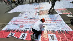 Seorang warga saat menandatangani spanduk sebagai bentuk dukungan kepada Ahok menjadi Gubernur DKI Jakarta. Foto diambil pada 9 November 2014. (Liputan6.com/Miftahul Hayat)