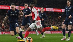 Gelandang Arsenal, Eberechi Eze, tampil impresif saat membantu timnya meraih kemenangan 4-0 atas Wigan Athletic pada laga pekan keempat Piala FA di Stadion Emirates, Minggu (15/02/2026) malam WIB. Dalam duel itu, Eze mampu mengukir dua assist. (AFP/Glyn Kirk)