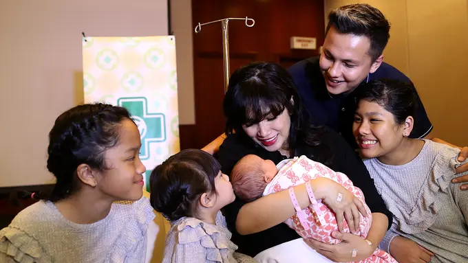 [Bintang] Ussy Sulistiawaty - Andhika Pratama