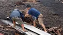 Warga memperbaiki atap rumah yang rusak akibat Topan Nock-Ten di Mabini, Filipina (26/12). Para peramal cuaca memperingatkan bahwa badai dapat menyebabkan hujan lebat dan angin kencang di sejumlah wilayah Filipina. (REUTERS/Erik De Castro)