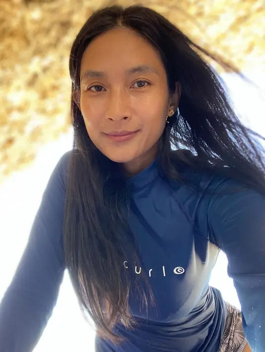 “Lalu kemudian uangnya saya pakai buat jualan t***l Dan tak lama bangkrut.Sekian...” lanjutnya menuliskan. (Instagram/happysalma)