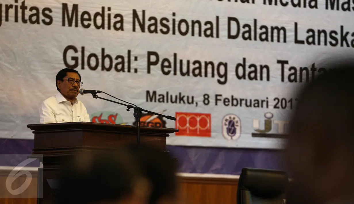 Wakil Gubernur Maluku, Zeth Sahuburua memberikan sambutan dalam Konvensi Nasional Media di Ambon, Rabu (8/2). Dalam rangkaian acara Peringatan Hari Pers Nasional 2017 itu, Menkominfo Rudiantara hadir sebagai pembicara. (Liputan6.com/Faizal Fanani)