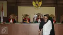 Suami Inneke Koesherawati, Fahmi Darmawansyah berjalan usai menjalani sidang perdana di Tipikor Jakarta, Senin (13/3). Fahmi dan dua pegawainya diduga memberikan suap sebesar Rp 2 miliar kepada Eko Hadi Susilo. (Liputan6.com/Helmi Afandi)