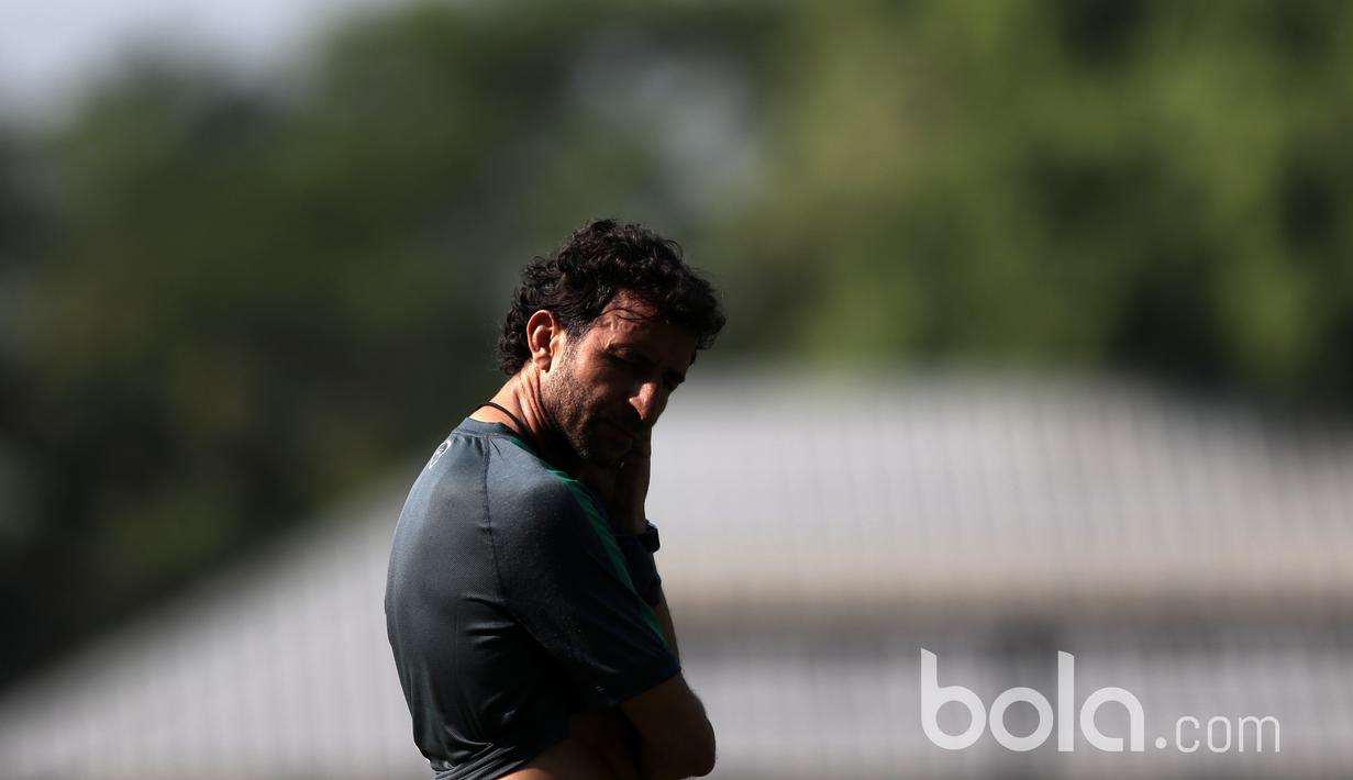 Ekspresi Luis Milla yang terkena matahari saat memimpin latihan Timnas U-22 Indonesia di Lapangan SPH, Karawaci, Jumat (17/3/2017). Milla berniat meraih kemenangan melawan Myanmar pada laga persahabatan. (Bola.com/Nicklas Hanoatubun)