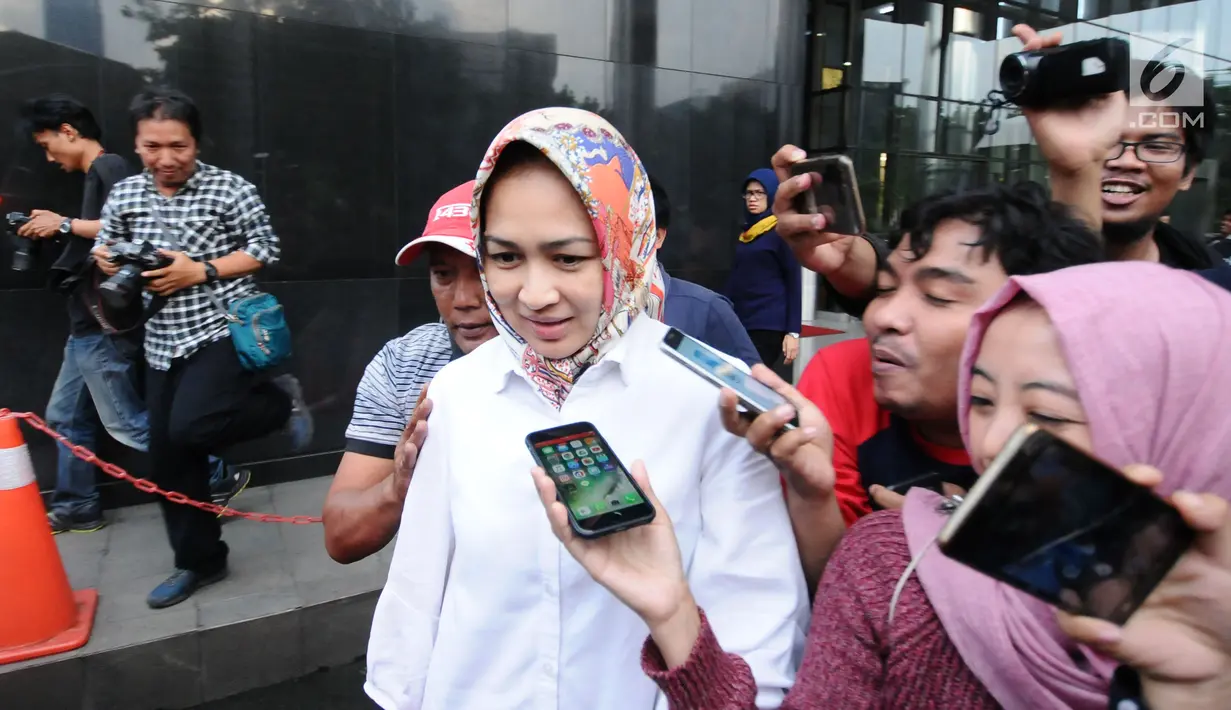 Wali Kota Tangerang Selatan Airin Rachmi Diany menjawab pertanyaan saat meninggalkan gedung KPK usai memenuhi panggilan, Jakarta, Selasa (14/11). Airin diperiksa terkait klafikasi penanganan perkara di KPK. (Liputan6.com/Helmi Fithriansyah)