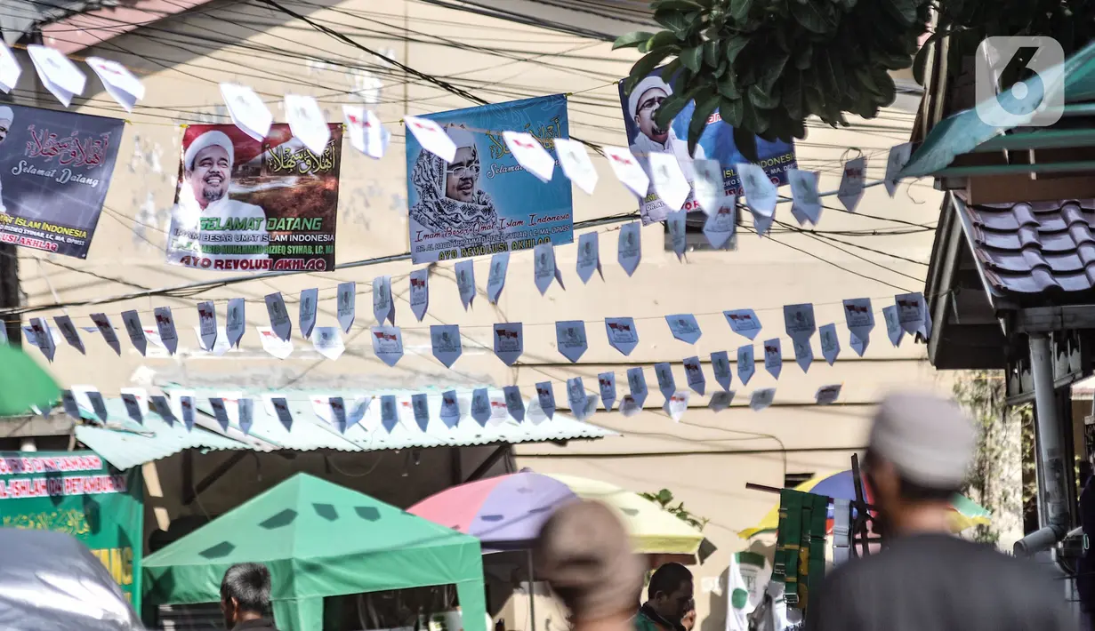 Poster dan atribut penyambutan Habib Rizieq menghiasi Jalan Petamburan III, Jakarta, Senin (9/11/2020). Seperti diketahui, Habib Rizieq Shihab dijadwalkan tiba di Indonesia pada Selasa (10/11) besok pukul 09.00 WIB setelah 3 tahun tinggal di Arab Saudi. (merdeka.com/Iqbal S. Nugroho)