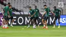 Pemain timnas Arab Saudi melakukan latihan jelang laga lanjutan babak ketiga Kualifikasi Piala Dunia 2026 zona Asia Grup C di Stadion Utama Gelora Bung Karno, Senayan, Jakarta, Senin (18/11/2024). (Liputan6.com/Angga Yuniar)