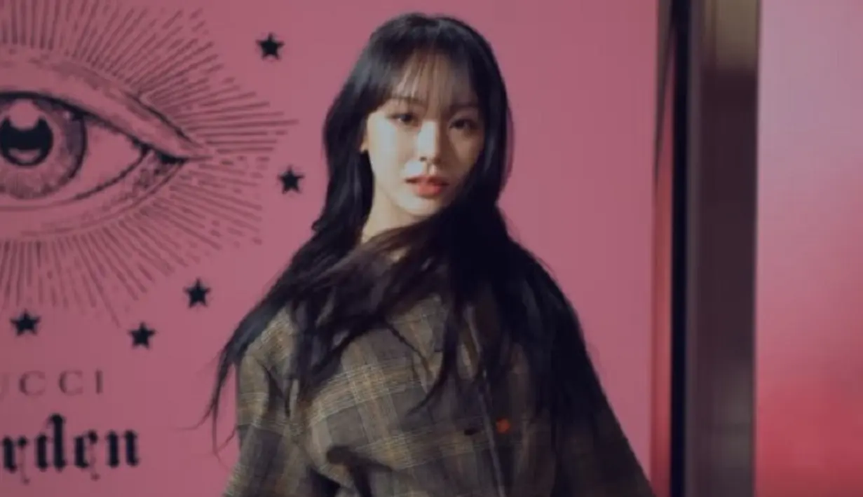 Noze juga terlihat membawa handle bag GG Supreme canvas small top berwrna biru. Ia sempurnakan penampilannya secara keseluruhan dengan kalung lebah emas dengan mutiara dan cincin lebah dengan detail interlocking G. Foto: Document/Gucci.