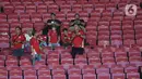 Beberapa pendukung Timnas Indonesia U-23 menyaksikan laga Garuda Muda melawan Filipina pada laga kedua di Grup A Piala AFF U-23 2025 di Stadion Utama Gelora Bung Karno (SUGBK), Jakarta, Jumat (18/7/2025) malam WIB. (Liputan6.com/Helmi Fithriansyah)