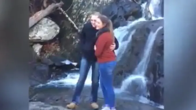 Baru Lamaran, Cincin Tunangan Pasangan Ini Tercebur di Sungai