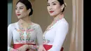 Angela tampil dengan makeup glam, MUA Lorita Young memoles wajahnya dengan blush on pink, lipstik merah bold matte, dan riasan mata shimmernya. Ia juga mengenakan cat kuku hitam. [Instagram/@loritayoung_mua]