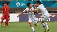 Selebrasi pesepak bola Korea Selatan Lee Seungwoo (kiri) dan Son Heung Min pada Babak Putra Semifinal Asian Games 2018 di Stadion Pakan Sari, Bogor, Rabu (29/8). ANTARA FOTO/INASGOC/Hery Sudewo/Sup/18