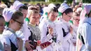 Sejumlah remaja wanita mengenakan pakaian tradisional Sorbs berdoa saat mengikuti prosesi Whit Monday di gereja di Rosenthal, Jerman (21/5). Prosesi tradisional ini di gelar di dekat perbatasan Jerman-Polandia. (AP Photo / Jens Meyer)
