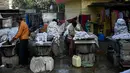 Tukang cuci mencuci pakaian di binatu terbuka, yang secara lokal disebut 'Dhobi Ghat' di New Delhi, India pada 14 Maret 2022. Dhobi Ghat adalah tempat yang menyediakan layanan cuci dengan cara tradisional. (Money SHARMA / AFP)