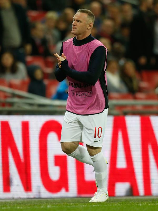 Striker Inggris, Wayne Rooney melakukan pemanasan sebelum bertanding melawan Amerika Serikat (AS) di Stadion Wembley, Inggris (16/11). Rooney mengakhiri kariernya bersama timnas Inggris dengan mengenakan nomor punggung 10. (AFP Photo/Ian Kington)