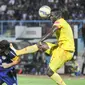 Pemain Sriwijaya FC, Abdoulaye Maiga, berebut bola dengan bek Arema, Fabiano Belrame, pada laga semifinal leg pertama Piala Presiden di Stadion Kanjuruhan, Malang, Sabtu (3/10/2015). Sriwijaya imbangi Arema 1-1. (Bola.com/Kevin Setiawan)