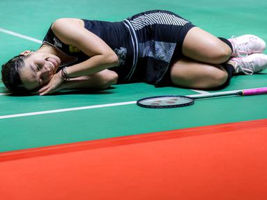 Pebulu tangkis tunggal putri Thailand, Ratchanok Intanon melakukan selebrasi dengan tidur di atas court setelah menang atas wakil Korea Selatan, Sim Yu-jin dalam laga final Indonesia masters 2025 di Istora Senayan, Jakarta, Minggu (26/01/2025). (Bola.com/Bagaskara Lazuardi)