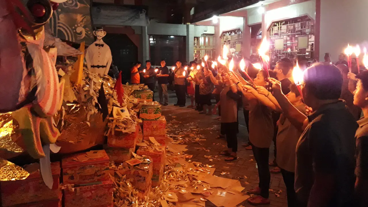 Sejumlah Umat Buddha bersiap akan membakar perahu kertas dalam rangkaian Upacara Cioko di Klenteng Boen San Bio, Pasar Baru, Kota Tangerang, Rabu (5/9/2018).