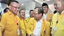 Sekjen Partai Berkarya Priyo Budi Santoso saat bertemu dengan Sekjen Partai Golkar Lodewijk Paulus di sela pendaftaran bakal caleg 2019 di Kantor KPU, Jakarta, Selasa (17/7). (Merdeka.com/Iqbal S Nugroho)