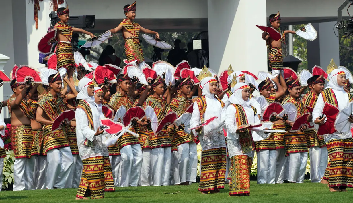 Setelah upacara pengibaran bendera Merah Putih di halaman Istana Merdeka, acara hiburan ditampilkan oleh berbagai para pelaku seni. Salah satunya Finalis America Got Tallent Putri Ariani yang pada kesempatan ini menyanyikan lagu Rungkad. (AP Photo/Achmad Ibrahim)