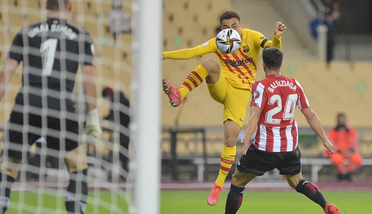 Pemain Barcelona, Sergino Dest, menyundul bola saat melawan Athletic Bilbao pada laga final Copa del Rey di Stadion Olimpico de Sevilla, Minggu (18/4/2021). Barcelona menang 4-0 atas Athletic Bilbao. (AFP/Cristina Quicler)