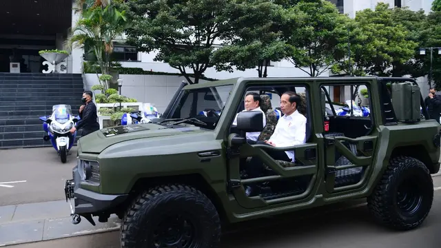 Presiden Joko Widodo atau Jokowi menjajal kendaraan operasional satuan yang dijuluki "Maung" di halaman Kantor Kementerian Pertahanan, Jakarta, Rabu (18/1/2023).
