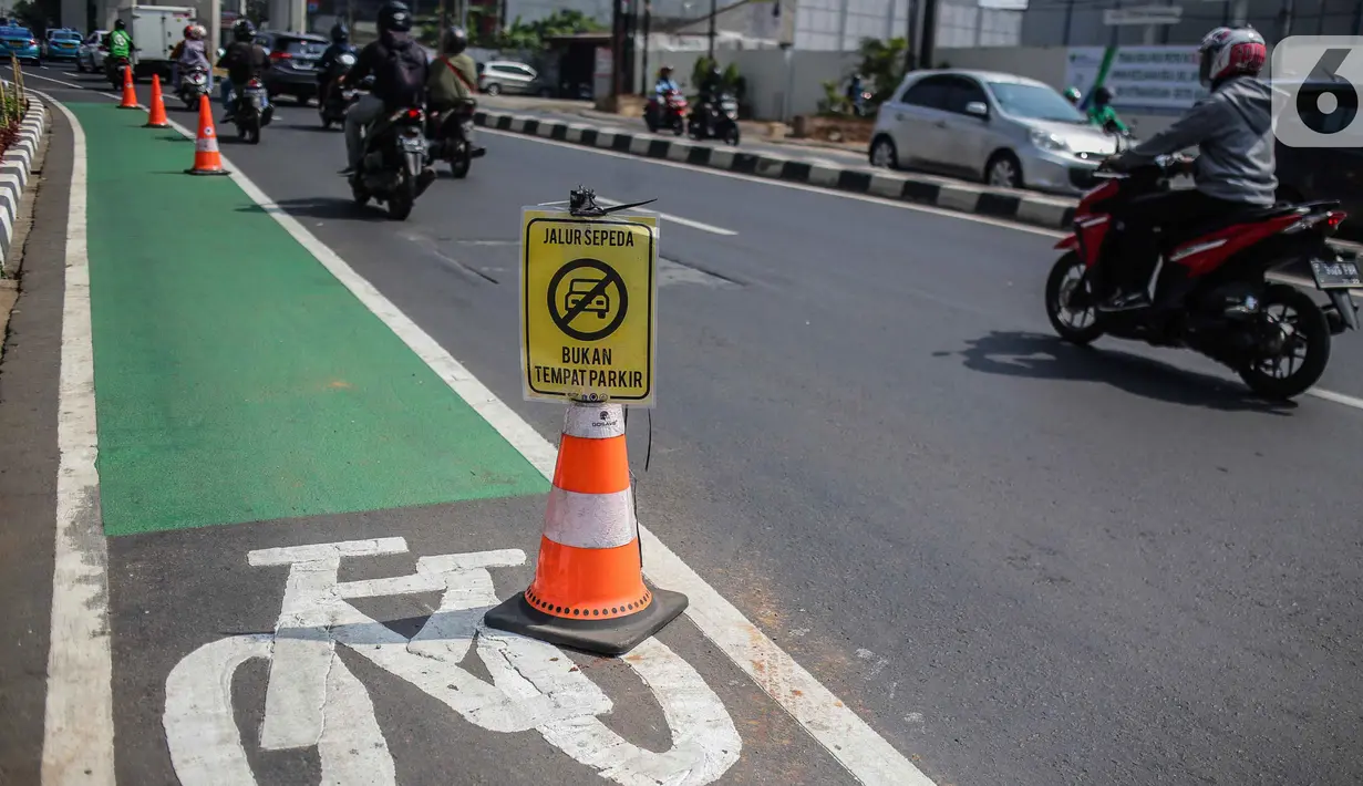 Kendaraan melintas di samping jalur khusus sepeda di Jalan Fatmawati Raya, Jakarta Selatan, Rabu (30/10/2019). Anggaran pembangunan jalur sepeda semula Rp 4,4 miliar lalu ada penambahan dana Rp 69,2 miliar hingga total anggarannya menjadi Rp 73,7 miliar. (Liputan6.com/Faizal Fanani)