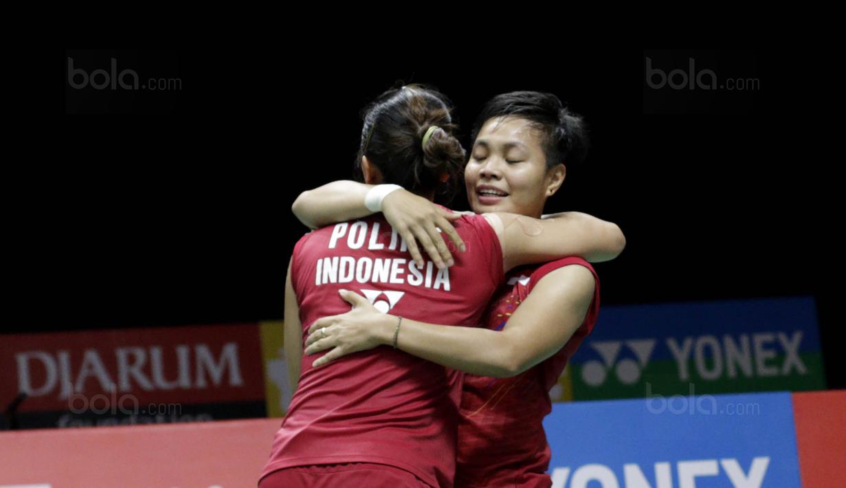 Ganda putri Indonesia, Greysia Polii/Apriyani Rahayu, saat melawan wakil Korsel, Lee So-hee/Shin Seung-chan pada laga Indonesia Masters 2018 di Istora Senayan, Sabtu (27/1/2018). Greysia/Apriyani menang 21-11, 17-21, 21-17. (Bola.com/M Iqbal Ichsan)