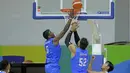 Pemain India, Bhamara Singh #52 dan rekannya mencoba memasukan bola saat melawan Thailand pada laga test event Basket Asian Games 2018 di Hall A Senayan, Jakarta, Rabu (7/2/2018). Thailand  menang 79-72. (Bola.com/Nicklas Hanoatubun)