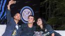 Mantan bintang AS Roma, Cristian Chivu asyik selfie bersama anggota Inter Club Indonesia. Tanpa canggung dirinya langsung melempar senyum saat akan foto bareng. (Bola.com/Vitalis Yogi Trisna)