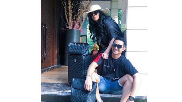 5 Potret Kemesraan Ajun Perwira Bareng Sang Istri, Selalu Tampil Kompak