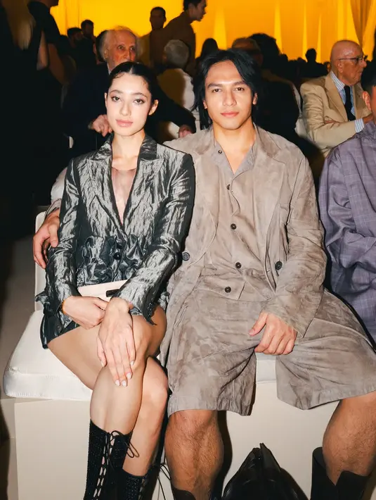 <p>Hadir di show Emporio Armani Spring/Summer 2026, pasangan ini menyuguhkan interpretasi gaya pasangan yang earthy namun tetap edgy dan high fashion. [@littlemisskhan].</p>