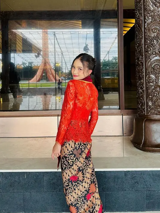 Di hari wisudanya, aktris kelahiran Palembang itu terlihat begitu memesona dengan balutan kebaya merah cerah. Bella juga memadukannya dengan kain batik yang memiliki motif merah, agar tetap senada. Pesonanya makin elegan dengan pemilihan gaya rambut dicepol simpel. (Liputan6.com/IG/@bellagap)
