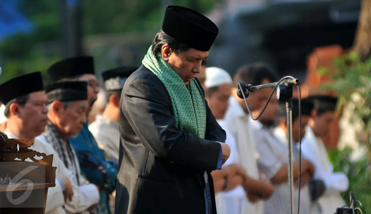 Ribuan warga Muhamadiyah melaksanakan Salat Idul Adha 1436 H di halaman Kampus UHAMKA, Jakarta, Rabu (23/9/2015). Muhammadiyah meminta pemerintah menetapkan libur dua hari karena adanya perbedaan waktu pelaksanaan. (Liputan6.com/Gempur M Surya)