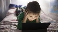 Terlalu banyak screen time dapat mengurangi kesempatan anak untuk berimajinasi. (Foto/Dok: freepik.com)
