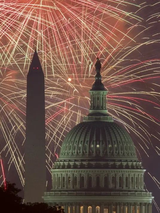 Atraksi kembang api yang berada di atas National Mall US Capitol dan Monumen Nasional AS di Washington DC (4/7). (AFP Photo/Paul J. Richards)