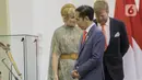 Presiden Joko Widodo melihat sebilah keris milik Pahlawan Nasional Pangeran Diponegoro di Istana Bogor, Selasa (10/3/2020). Keris yang selama ini tersimpan di Belanda itu sendiri diserahkan secara simbolis usai Raja Willem dan Jokowi memberikan pernyataan pers bersama. (Liputan6.com/Faizal Fanani)