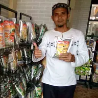 Kristiawan, pelaku usaha keripik buah di Kota Malang (Liputan6.com/Zainul Arifin)