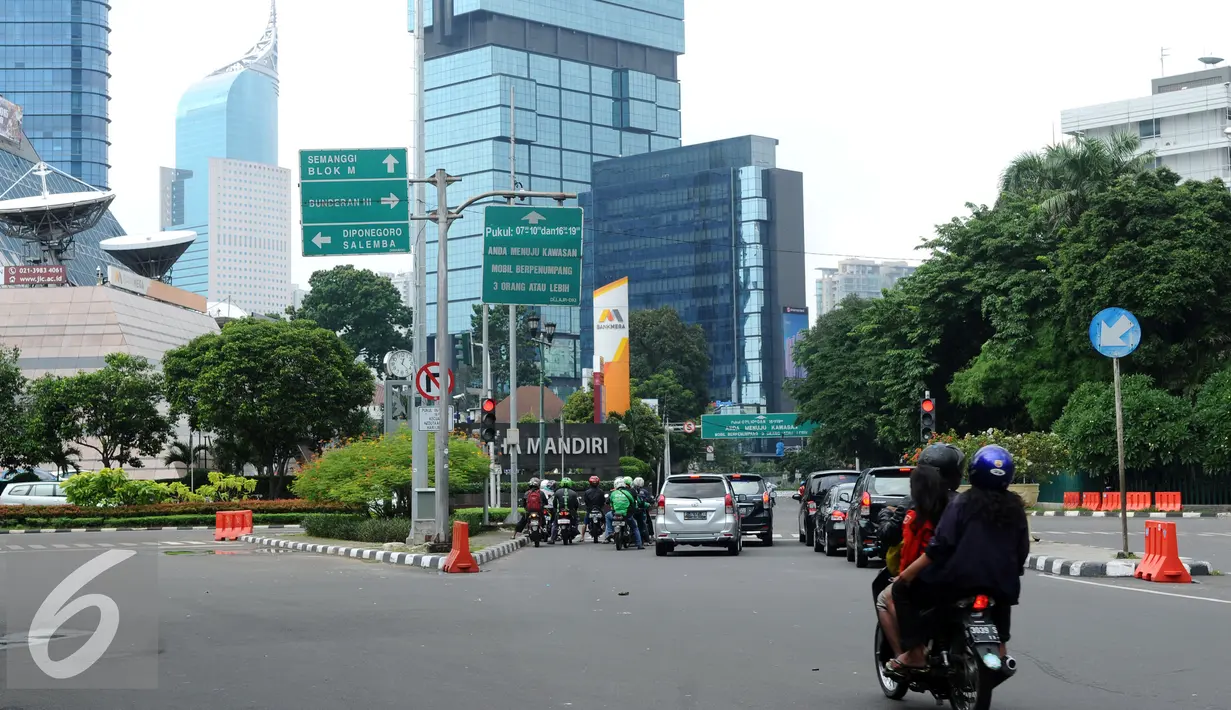 Pengendara motor melintas di kawasan persimpangan Jalan Imam Bonjol, Jakarta, Jumat(1/1/2016). Di hari libur, usai perayaan pergantian tahun 2016, sejumlah ruas jalan protokol di Jakarta terlihat lengang. (Liputan6.com/Helmi Fithriansyah)