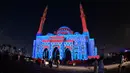 Masjid Al-Noor menyala dalam tampilan penuh warna pada Festival Cahaya Sharjah di Uni Emirat Arab pada 7 Februari 2020. Festival yang diselenggarakan setiap tahunan sudah memasuki tahun kesepuluh ini sukses memikat wisatawan lokal maupun asing. (Photo by GIUSEPPE CACACE / AFP)