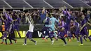 Sejumlah pemain Fiorentina merayakan selebrasi usai timnya menang atas Dynamo Kiev pada leg kedua 8 besar Liga Europa di Stadion Artemio Franchi, Italia, Jumat (24/4/2015). Fiorentina menang 2-0 atas Dynamo Kiev. (Reuters/Max Rossi)