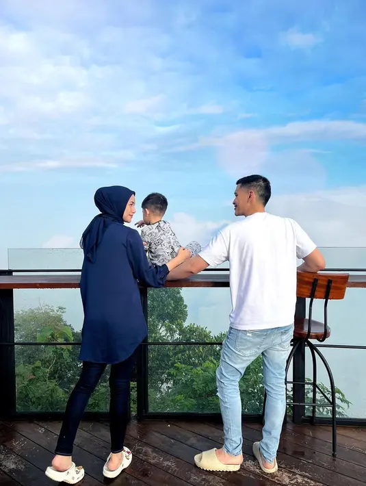 Setelah dari Jogja, Ciki dan Rezky melanjutkan perjalanannya ke Magelang. Di kota tersebut, mereka mampir ke destinasi Enam Langit By Plataran. Di tempat ini, mereka menikmati pemandangan alam yang begitu indah. Terlihat gunung menjulang dan udara yang segar membuat si kecil Athar tetap anteng. (Liputan6.com/IG/@citraciki)