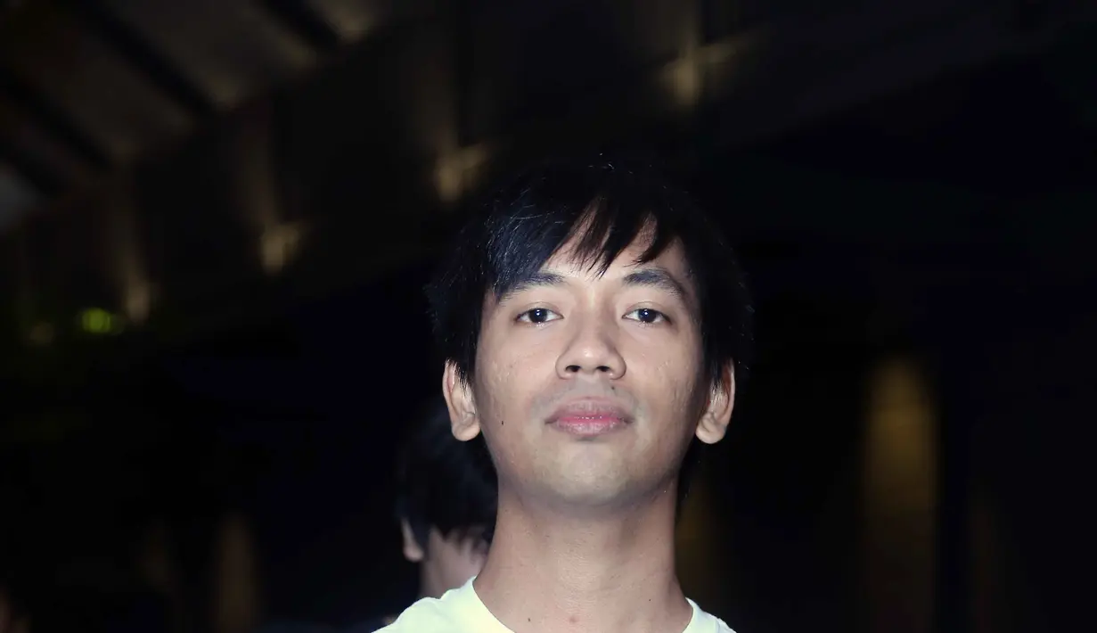 "Di sana masih ada mbah kung. Keluarga mama juga di sana semua. Kebetulan gw lahir di jogja. Jadi kayak rumah kedua. Pas mudik bisa bawa sesuatu buat saudara dan keponakan," kata Rian. (Nurwahyunan/Bintang.com)