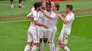 Para pemain Real Madrid merayakan gol yang dicetak oleh Sergio Ramos ke gawang Athletic Bilbao pada laga La liga di Stadion San Mames, Minggu (5/7/2020). Real Madrid menang 1-0 atas Athletic Bilbao. (AFP/Ander Gillenea)