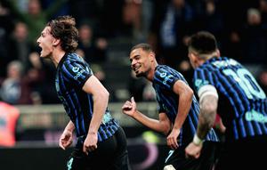 Pemain Inter Milan, Francesco Pio Esposito, melakukan selebrasi setelah mencetak gol ke gawang Juventus di pertandingan pekan ke-25 Liga Italia 2025/2026 di Giuseppe Meazza, Minggu (15/02/2026) dini hari WIB. (Spada/LaPresse via AP)