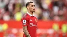Antony telah resmi menjalani penampilan debutnya di Liga Inggris bersama Manchester United. Tak hanya itu, ia juga telah sukses mencetak gol perdananya saat mengalahkan Arsenal 3-1 pada Minggu (04/09/2022) kemarin. Sebelumnya, penyerang 22 tahun tersebut direkrut dari Ajax Amsterdam dengan biaya 95 juta euro. (AFP/Oli Scarff)