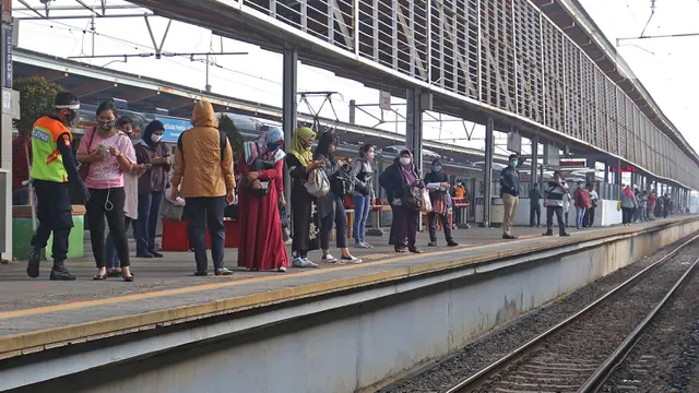 FOTO: Suasana Stasiun Depok Lama di Hari Kedua PSBB Transisi Jakarta