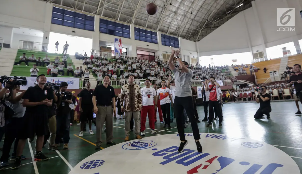 Wagub DKI Jakarta Sandiaga Salahudin Uno melempar bola usai membuka pelatihan pendidikan Basket di Gor Ciracas, Jakarta, Rabu (24/1). Pendidikan basket ini diberikan kepada lebih dari 5.000 guru olahraga dari 3.000 sekolah. (Liputan6.com/Faizal Fanani)