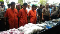 Pelaku bandar narkoba Palembang dan barang bukti yang diamankan (Liputan6.com/Nefri Inge)